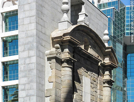 Puerta de la Ciudadela con fondo de la Torre Ejecutiva. - Departamento de Montevideo - URUGUAY. Foto No. 34460