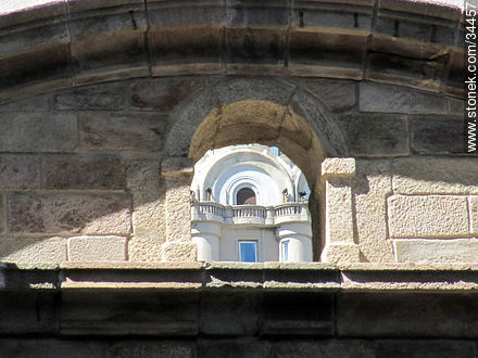 Balcón del Palacio Salvo visto através de la Puerta de la Ciudadela - Departamento de Montevideo - URUGUAY. Foto No. 34457