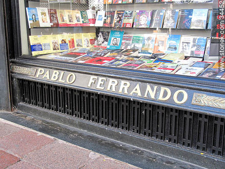 Librería Puro Verso, ex Pablo Ferrando en la peatonal Sarandí. - Departamento de Montevideo - URUGUAY. Foto No. 34452
