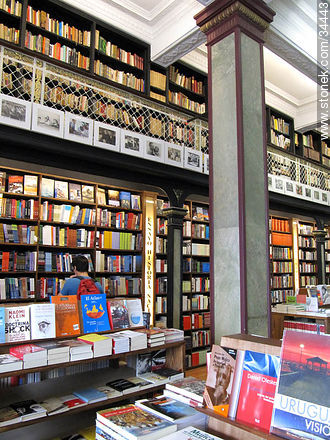 Librería Puro Verso, ex Pablo Ferrando en la peatonal Sarandí. - Departamento de Montevideo - URUGUAY. Foto No. 34443