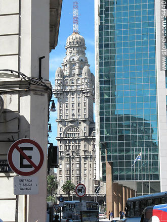 Calle Buenos Aires, el Palacio Salvo y la Torre Ejecutiva. - Departamento de Montevideo - URUGUAY. Foto No. 34440