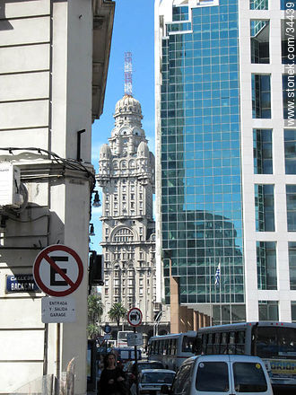Calle Buenos Aires, el Palacio Salvo y la Torre Ejecutiva. - Departamento de Montevideo - URUGUAY. Foto No. 34439