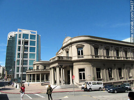 Bartolomé Mitre y Buenos Aires. Teatro Solís y Torre Ejecutiva. - Departamento de Montevideo - URUGUAY. Foto No. 34437