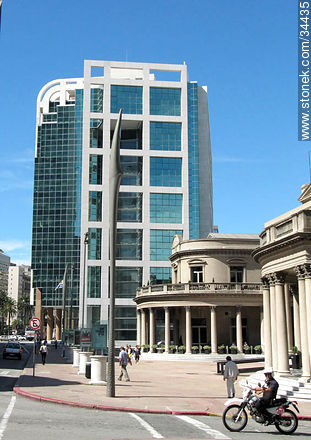 Teatro Solís y la Torre Ejecutiva, sede del Poder Ejecutivo. Calle Buenos Aires. - Departamento de Montevideo - URUGUAY. Foto No. 34435