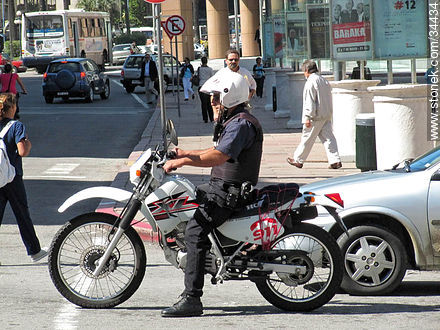 Policía en motocicleta en Bartolomé Mitre y Buenos Aires. - Departamento de Montevideo - URUGUAY. Foto No. 34434