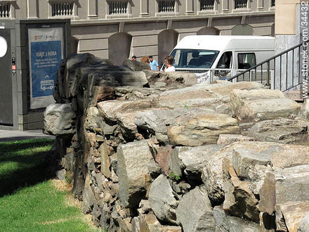 Restos del muro sur de la Batería San Sebastián en Montevideo colonial - Departamento de Montevideo - URUGUAY. Foto No. 34432