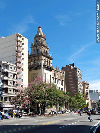 Ministerio de Salud Pública en Brandzen y 18 de Julio. - Departamento de Montevideo - URUGUAY. Foto No. 34430