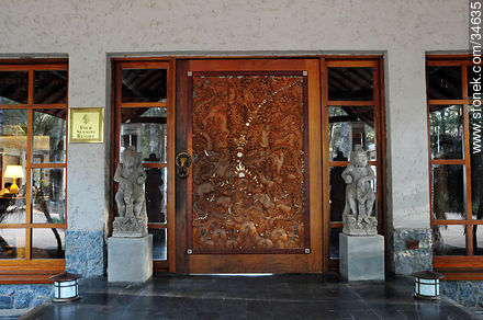 Puerta principal de acceso al Four Seasons Resort - Departamento de Colonia - URUGUAY. Foto No. 34635