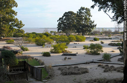 Playa del Hotel Four Seasons. Río Uruguay. - Departamento de Colonia - URUGUAY. Foto No. 34626