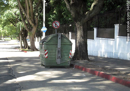 Estacionamiento exclusivo para contenedores de basura - Departamento de Montevideo - URUGUAY. Foto No. 34652