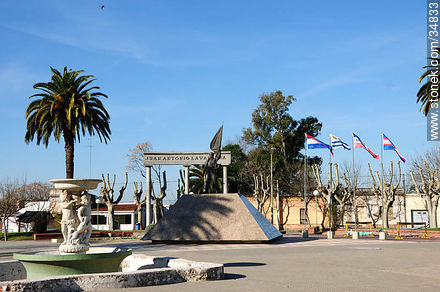 Lavalleja square. - Soriano - URUGUAY. Foto No. 34833