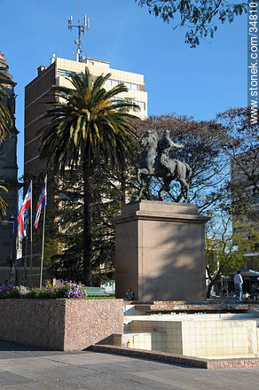 Plaza Independencia de la ciudad de Mercedes. Grito de Ascencio. - Departamento de Soriano - URUGUAY. Foto No. 34810