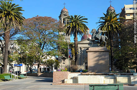 Plaza Independencia de la ciudad de Mercedes - Departamento de Soriano - URUGUAY. Foto No. 34808