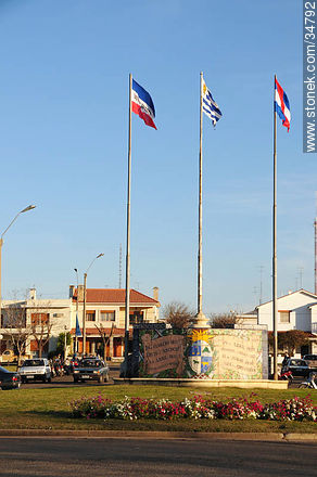 Boulevard beside the river - Soriano - URUGUAY. Foto No. 34792