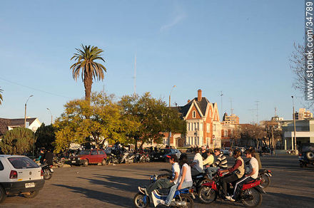 Paseo en la rambla de Mercedes - Departamento de Soriano - URUGUAY. Foto No. 34789