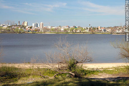 Ciudad de Mercedes vista desde el balneario Los Arrayanes en el departamento de Río Negro - Departamento de Soriano - URUGUAY. Foto No. 34759