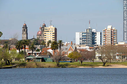 Ciudad de Mercedes vista desde el balneario Los Arrayanes en el departamento de Río Negro - Departamento de Soriano - URUGUAY. Foto No. 34758