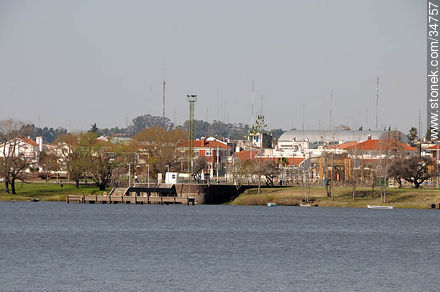 Ciudad de Mercedes vista desde el balneario Los Arrayanes en el departamento de Río Negro - Departamento de Soriano - URUGUAY. Foto No. 34757