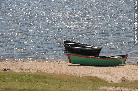 Botes en la costa del río - Departamento de Soriano - URUGUAY. Foto No. 34744
