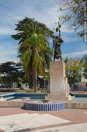 Plaza Constitución de Dolores. - Departamento de Soriano - URUGUAY. Foto No. 34711