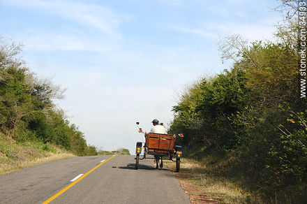 Carro en ruta 97 - Departamento de Colonia - URUGUAY. Foto No. 34933