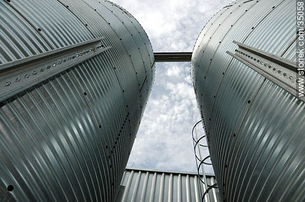 Perspectiva de silos de granos - Departamento de Río Negro - URUGUAY. Foto No. 35058