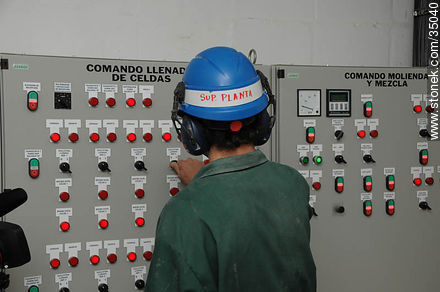 Tableros de comandos de planta de proceso de granos - Departamento de Río Negro - URUGUAY. Foto No. 35040
