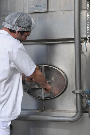 Operario abriendo un tanque de lácteos para inspección -  - IMÁGENES VARIAS. Foto No. 35008