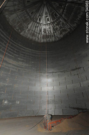 Inside an empry silo - Rio Negro - URUGUAY. Foto No. 34963