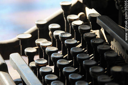 Teclado de una antigua máquina de escribir - Departamento de Río Negro - URUGUAY. Foto No. 35205