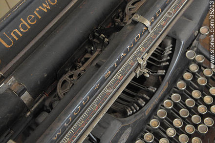 Museo con las oficinas del ex frigorifico Anglo en Fray Bentos. Antigua máquina de escribir Underwood. - Departamento de Río Negro - URUGUAY. Foto No. 35203