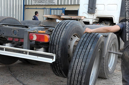 Truck center. Taller para camiones. - Departamento de Río Negro - URUGUAY. Foto No. 35262