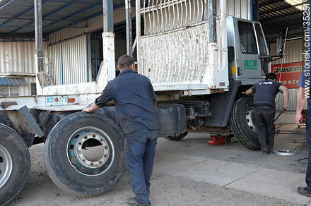 Truck center. Taller para camiones. - Departamento de Río Negro - URUGUAY. Foto No. 35251