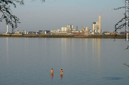Playa Ubici en el río Uruguay frente a la planta de proceso de celulosa - Departamento de Río Negro - URUGUAY. Foto No. 35304