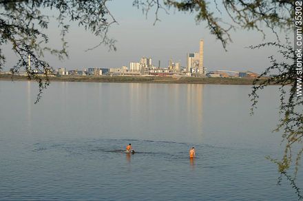 Playa Ubici en el río Uruguay frente a la planta de proceso de celulosa - Departamento de Río Negro - URUGUAY. Foto No. 35302