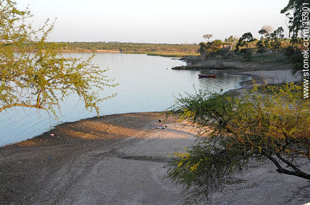 Playa Ubici en el río Uruguay frente a la planta de proceso de celulosa - Departamento de Río Negro - URUGUAY. Foto No. 35301