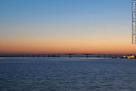 Puente San Martín que une Fray Bentos con Puerto Unzué al amanecer - Departamento de Río Negro - URUGUAY. Foto No. 35342