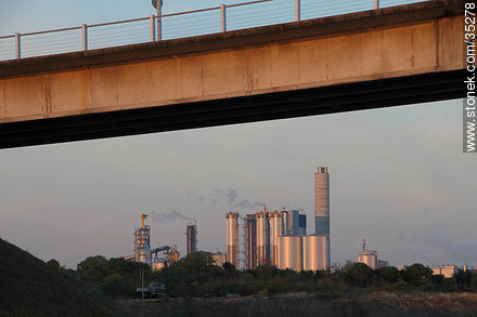 Puente General San Martín y planta de UPM - Departamento de Río Negro - URUGUAY. Foto No. 35278