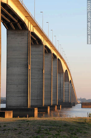 Puente General San Martín sobre el Río Uruguay que une Uruguay  con Argentina. - Departamento de Río Negro - URUGUAY. Foto No. 35331
