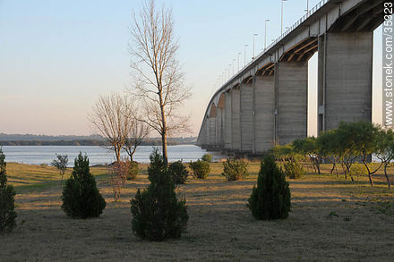 Puente General San Martín sobre el Río Uruguay que une Uruguay con Argentina - Departamento de Río Negro - URUGUAY. Foto No. 35323