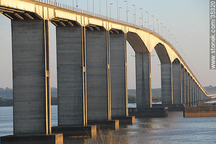 Puente General San Martín sobre el Río Uruguay que une Uruguay con Argentina - Departamento de Río Negro - URUGUAY. Foto No. 35320