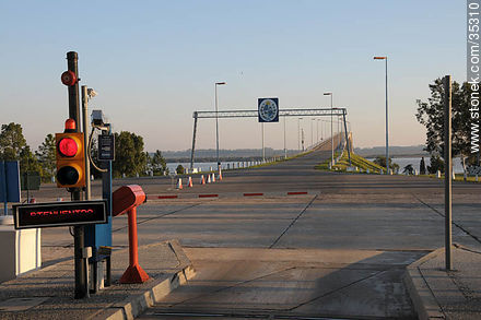 Peaje en la cabecera uruguaya del puente General San Martín - Departamento de Río Negro - URUGUAY. Foto No. 35310