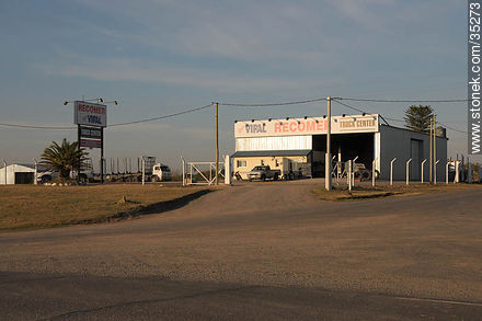 Truck center en Fray Bentos. - Departamento de Río Negro - URUGUAY. Foto No. 35273