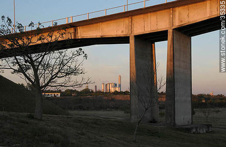 Puente Gral. San Martín y planta de Botnia - Departamento de Río Negro - URUGUAY. Foto No. 35335