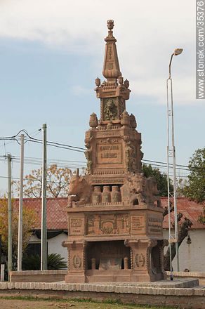 Monumento de madera de ébano expuesto en París en 1885 - Departamento de Río Negro - URUGUAY. Foto No. 35376
