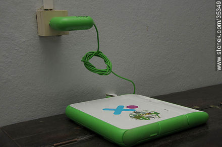 Computadora portátil del plan Ceibal - Departamento de Río Negro - URUGUAY. Foto No. 35349