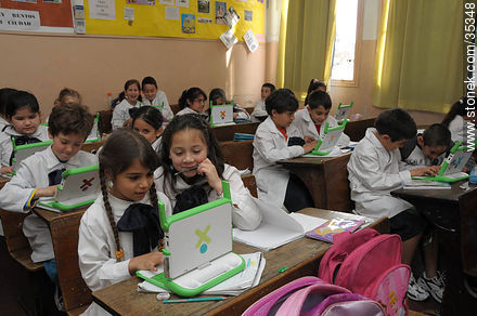 Escolares trabajando con las computadoras portátiles del plan Ceibal - Departamento de Río Negro - URUGUAY. Foto No. 35348