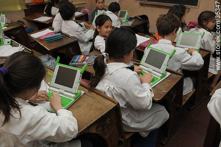 Escolares trabajando con las computadoras portátiles del plan Ceibal - Departamento de Río Negro - URUGUAY. Foto No. 35347