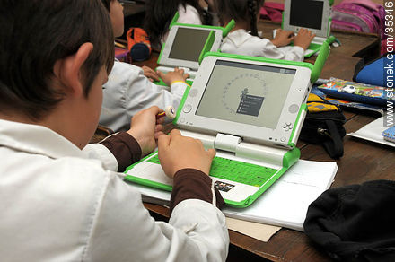 Escolares trabajando con las computadoras portátiles del plan Ceibal - Departamento de Río Negro - URUGUAY. Foto No. 35346