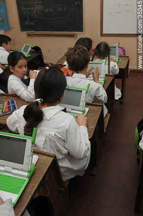 Escolares trabajando con las computadoras portátiles del plan Ceibal - Departamento de Río Negro - URUGUAY. Foto No. 35345